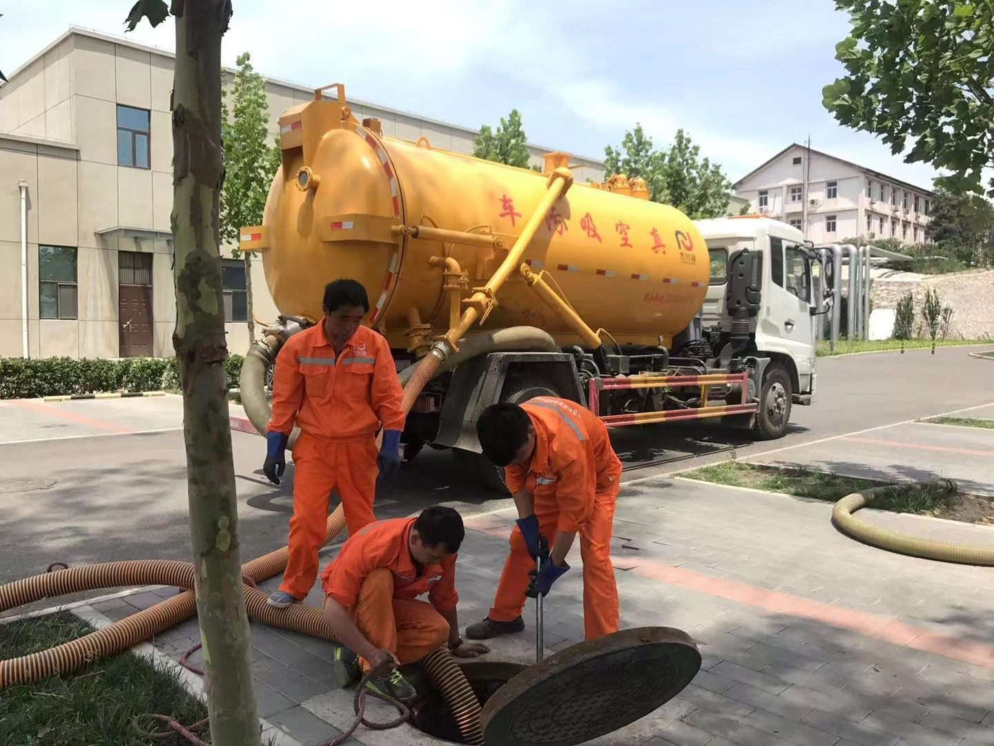 南江管道疏通车停在窨井附近