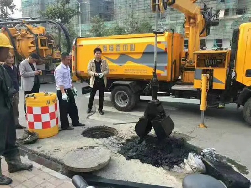 南江街道：网格员化身“清道夫”，为民解忧疏通“堵心”化粪池