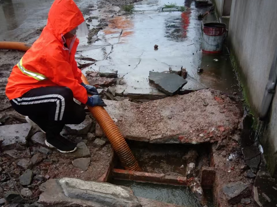 南江专业清理污水池 炜誉市政以规范流程守护城市 “肠道”